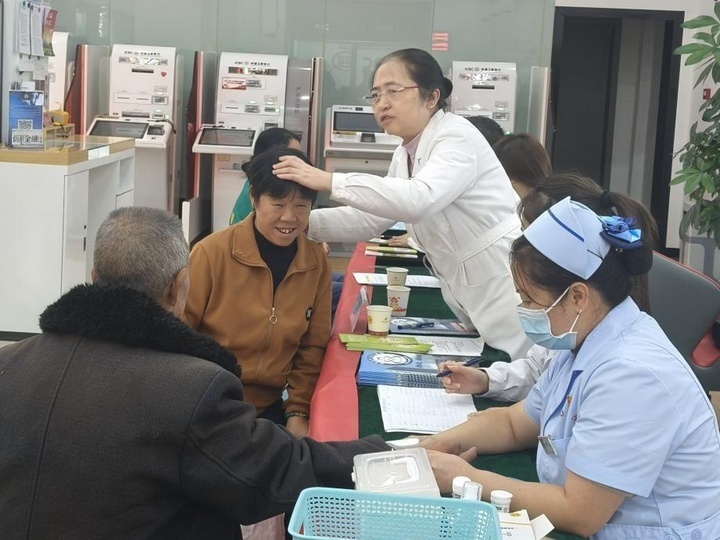 工行安順分行攜手平壩區三〇三醫院開展愛心義診與健康咨詢活動